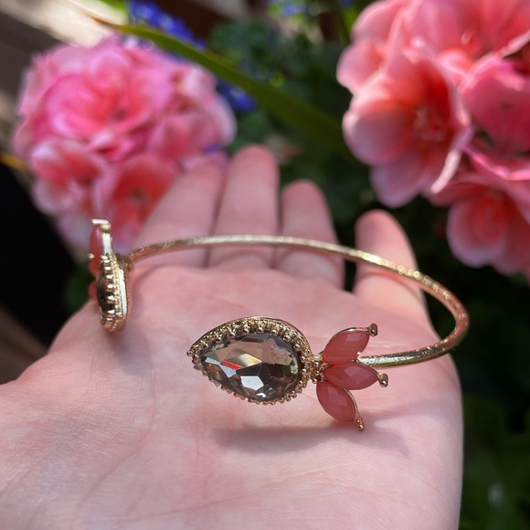 Gold embellished peach detail bracelet - Picture 4 of 8